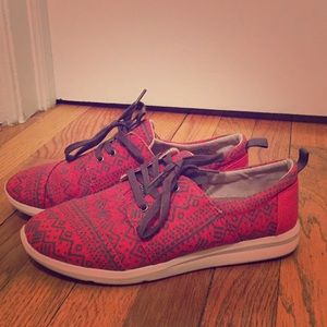 Women’s Toms tennis shoes